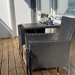 Neu Renoviert Mit Sonnenbalkon Und Netflix Im Zentrum