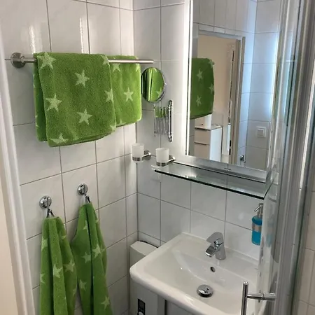 Neu Renoviert Mit Sonnenbalkon Und Netflix Im Zentrum