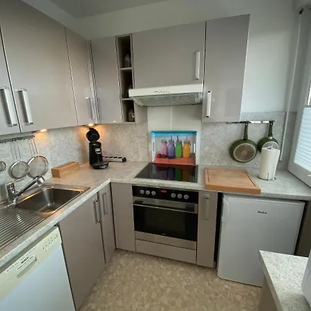 Mit Sonnenbalkon Und Netflix Im Zentrum