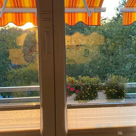 Neu Renoviert Mit Sonnenbalkon Und Netflix Im Zentrum Apartmán