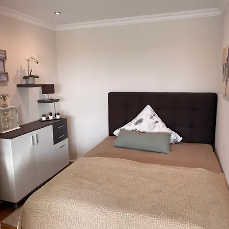 Апартаменты Neu Renoviert Mit Sonnenbalkon Und Netflix Im Zentrum