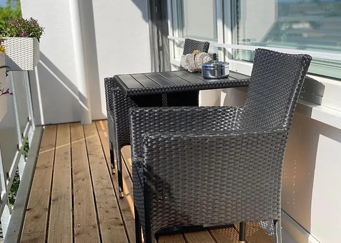 Neu Renoviert Mit Sonnenbalkon Und Netflix Im Zentrum